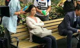 Mặc bầu bí, Lâm Tâm Như vẫn đội mưa trên phim trường 