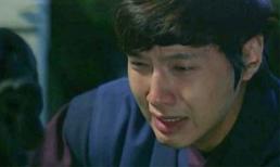 Chồng bao năm hắt hủi vợ để rồi òa khóc khi thấy vợ quỳ xuống lau hết bãi nước tiểu mẹ chồng vừa thải ra