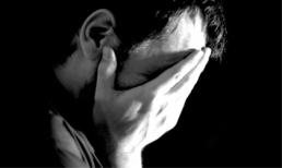 1 tay ngăn con khóc, 1 tay mân mê cô vú nuôi đã khiến tôi chuốc lấy hậu quả thảm khốc nhất