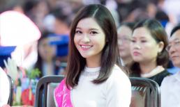 Á hậu Thùy Dung rạng rỡ về thăm trường cũ