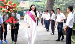 Á hậu 1 Ngô Thanh Thanh Tú rạng ngời ngày về trường cũ