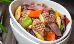 Cách làm món cật heo xào rau củ lạ miệng cho bữa cơm ngày mát trời