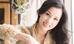 Vợ Dustin Nguyễn xinh đẹp khi chăm sóc hoa 