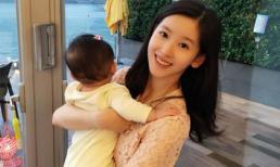 'Hot girl trà sữa' lần đầu khoe ảnh bế con gây sốt