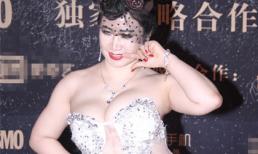 'Đệ nhất dao kéo' Trung Quốc bị 'ném đá' vì uốn éo khoe ngực quá lố trên thảm đỏ