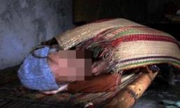 Thấy con cái cãi nhau vì tiền mua quan tài cho mình, mẹ già đau đớn: 'Mẹ chết rồi quấn chiếu cũng được'