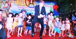 Ông “Vua nhạc sàn” Lương Gia Huy  “Quẩy” cùng thiếu nhi để gây quỹ từ thiện