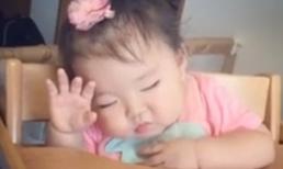 Bé gái mũm mĩm vừa ăn vừa ngủ gật 'đốn tim' dân mạng