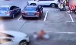 Nữ tài xế cán qua 3 đứa trẻ vì mải... dùng điện thoại