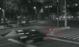 Kỳ bí: Ô tô đâm xuyên qua hồn ma giữa đường phố