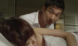 Đang lim dim thì nghe chồng sắp cưới thì thầm với cậu bạn: 'Mày cứ cởi váy ra đi, cô ta say bí tỉ rồi không biết gì nữa đâu'