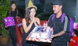 Văn Mai Hương bật khóc vì được fans tổ chức sinh nhật ở cánh gà sân khấu