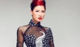 Trang Trần bất ngờ nữ tính với áo dài họa tiết chim công