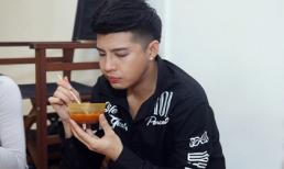 Noo Phước Thịnh ăn vội trong phòng tập nhảy chuẩn bị cho 'Asia Song Festival 2016'