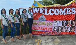 Thí sinh Hoa hậu Trái đất 2016 chụp ảnh bên băng rôn nhăn nheo