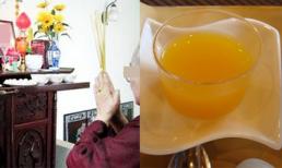 Chiếc ảnh thờ của con trai mới chết bất ngờ đổ ụp xuống khi mẹ chồng đang định bỏ thứ đó vào cốc nước cam mang cho con dâu