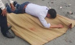 Chứng kiến cảnh vợ hất cả bô nước tiểu vào mặt mẹ, chồng điên tiết đánh đuổi vợ đi trong đêm mưa bão nhưng 20 phút sau thì…