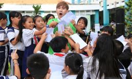 Nguyên Vũ bị 'rừng' fan nhí bao vây chờ xin chữ ký