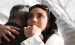 Bị ung thư nhưng bố tôi vẫn lấy được vợ trẻ đẹp và cái kết choáng váng đằng sau