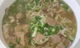 Cận cảnh quá trình chế biển tô phở khổng lồ