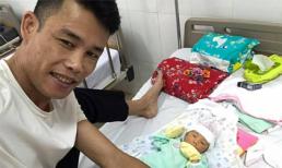 Hiệp Gà túc trực ở bệnh viện để chăm vợ và trông con trai mới sinh