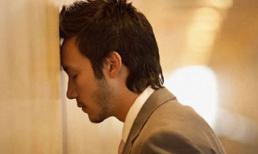 1 giờ sáng chồng dậy thấy vợ còn cặm cụi lau nhà mới giận dữ gọi 1 cuộc điện thoại giải thoát cho sự đau khổ của vợ suốt 4 năm