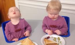 Hai em bé vừa ăn vừa ngủ gật siêu đáng yêu