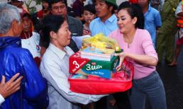 Á hậu Quỳnh Mai giản dị đi từ thiện tại miền Trung