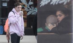 Cậu cả nhà Becks 'đứng hình' khi người yêu tin đồn ôm hôn bạn thân