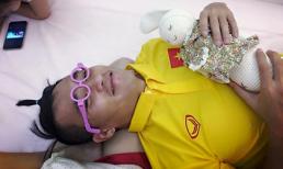 Công Vinh hoá trang thành Bánh Gạo, gối đầu lên đùi Thuỷ Tiên siêu nhắng nhít