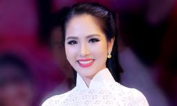 Hoa hậu Dương Kim Ánh diện áo dài trắng khoe chất giọng ngọt ngào khi hát tình ca