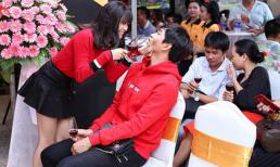 Trương Quỳnh Anh vừa hôn vừa ép rượu ông xã Tim