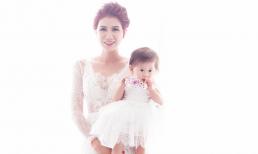 Trang Trần khoe vẻ trẻ trung, xinh đẹp bên con gái đầu lòng