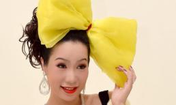 Trịnh Kim Chi giả nai, điệu đà cài nơ trên đầu