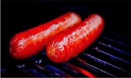 Trẻ ăn quá 12 chiếc xúc xích mỗi tháng làm tăng nguy cơ mắc bệnh bạch cầu