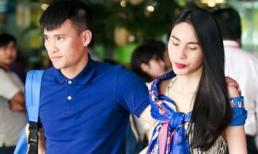 Vợ chồng Thủy Tiên buồn bã, âm thầm rời sân bay