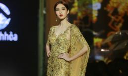 Đặng Thu Thảo hoá nữ thần, làm vedette cho show Lê Thanh Hòa