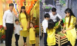 Vợ chồng Lý Hải dạy các con gói bánh tét khi tham gia Hội xuân 