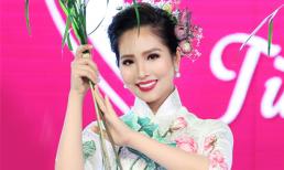Hoa hậu Dương Kim Ánh đẹp thánh thiện trong tà áo dài sen đấu giá gây quỹ từ thiện