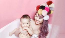 Phi Thanh Vân vui đùa cùng con trai trong bồn tắm