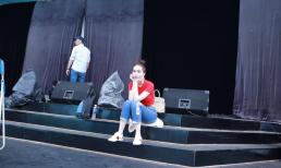 Ngọc Trinh được khen ngợi chuyên nghiệp khi bị cảm vẫn hăng hái tập kịch