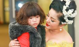 Thúy Nga được con gái 'hộ tống' khi đi diễn