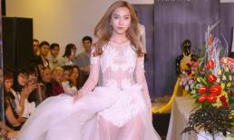 Sen Nhi Thu nổi bật với vị trí vedette trong show của NTK trẻ tài năng