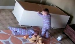 Clip bé trai 2 tuổi cứu sống anh em song sinh bị tủ đè 'gây bão' mạng