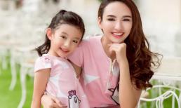 Mẹ con Hoa hậu Ngọc Diễm diện đồ đôi xuống phố