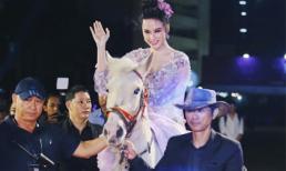 Angela Phương Trinh 'chơi trội' cưỡi ngựa tham dự thảm đỏ