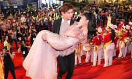 Sợ Trương Quỳnh Anh vấp ngã, Tim bế bổng bà xã lên thảm đỏ