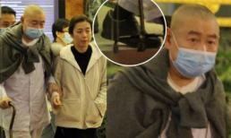 Tỷ phú Hồng Kông đứng không vững vẫn cố chống gậy bên cô vợ kém 26 tuổi