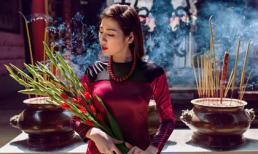 Á hậu Tú Anh duyên dáng diện áo dài lên chùa Thiên Hậu