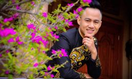 Ca sĩ Ngô Khải Anh diện áo dài thuần Việt đón Tết tại Mỹ